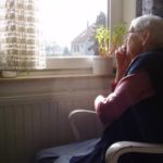 Un'anziana sola in casa