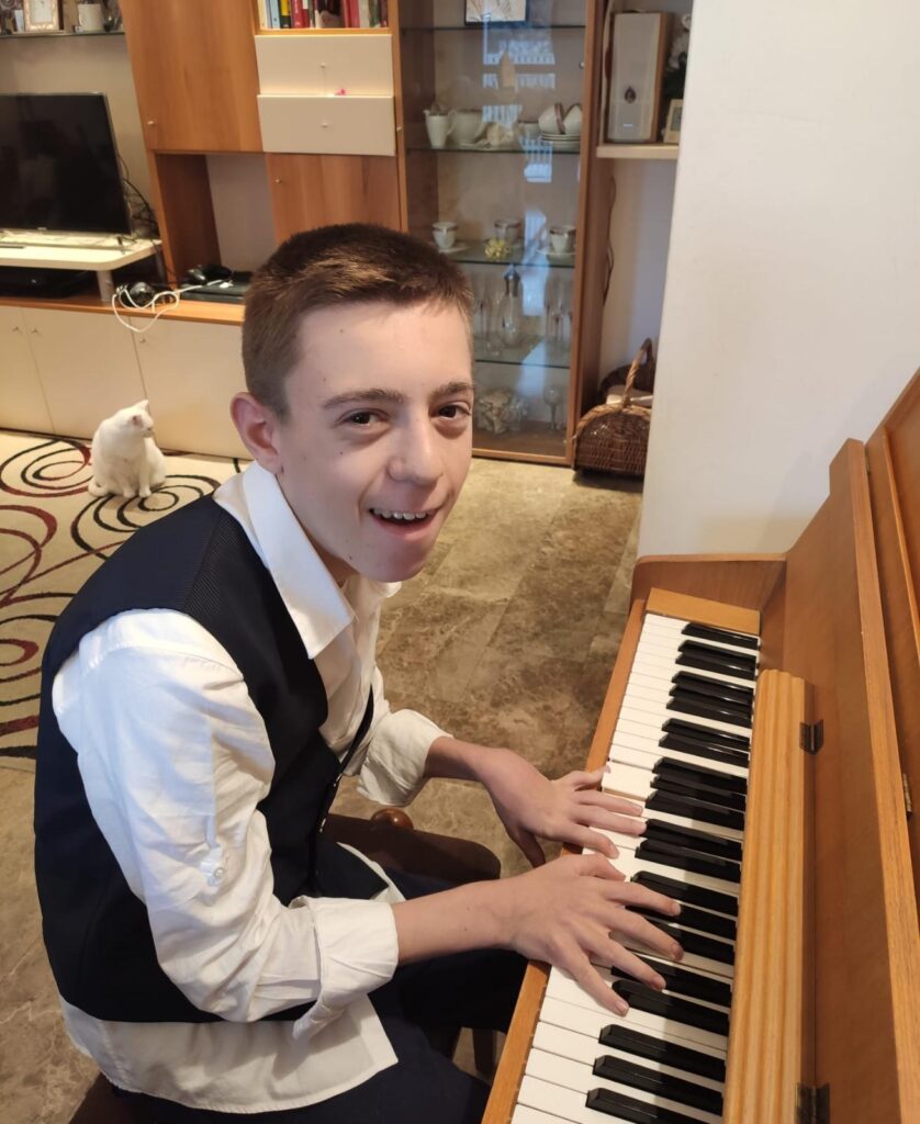 Andrea Tmassini, giovane disabile dalla nascita, suona il piano