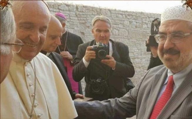 Abdel Qader (sulla destra) insieme a Papa Francesco