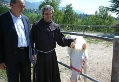 Padre Danilo Reverberi assieme all'allevatore Sergio Carfagna e la cavallina albina 'Via Lattea'