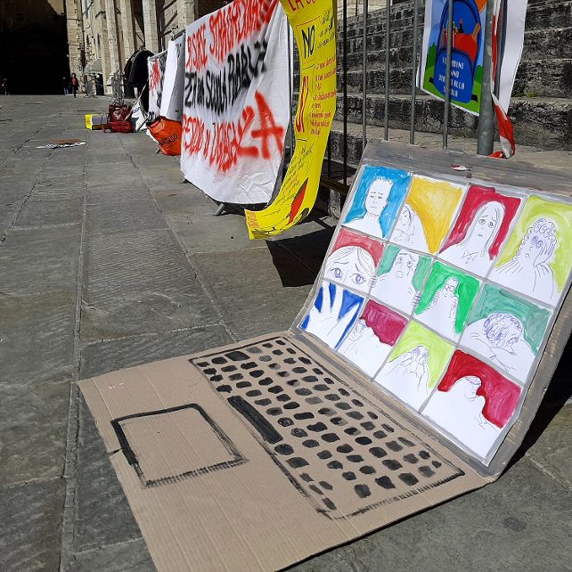 computer di cartone in piazza per la manifestazione di 'Priorità alla Scuola Umbria'