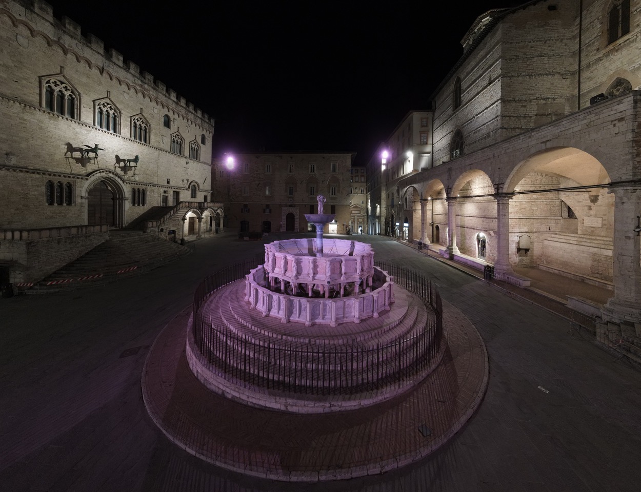 La Fontana maggiore di Perugia 'in rosa' per il Giro d'Italia