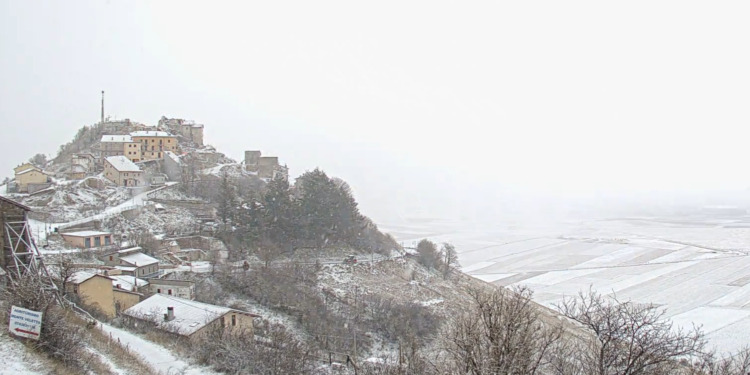 La neve è tornata ad imbiancare Castelluccio di Norcia