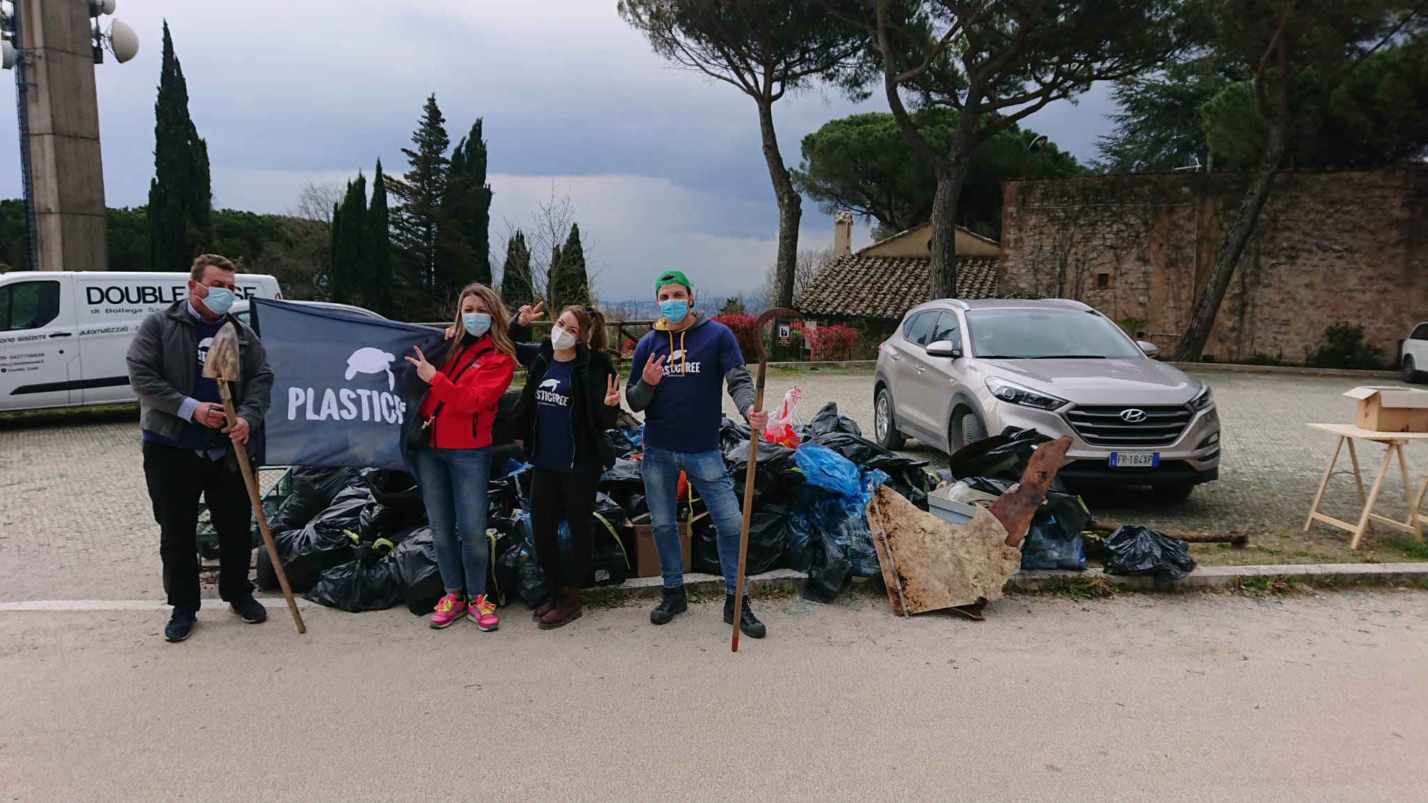 Plastic Free Onlus : alcuni dei volontari che hanno partecipato all'iniziativa
