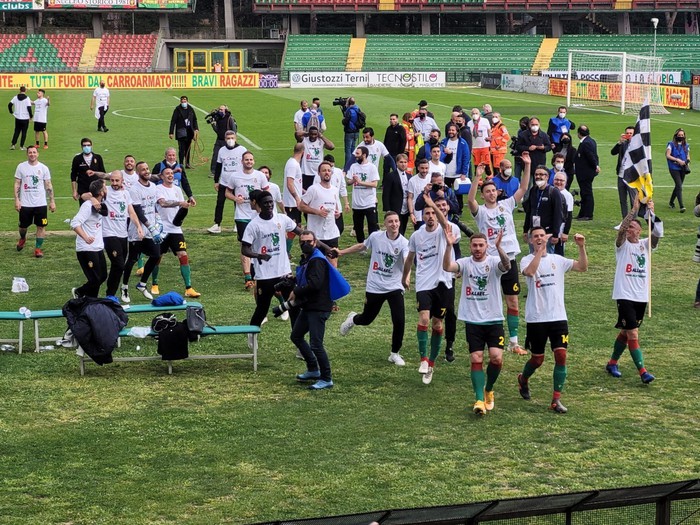 I giocatori della Ternana festeggiano la promozione in Serie B