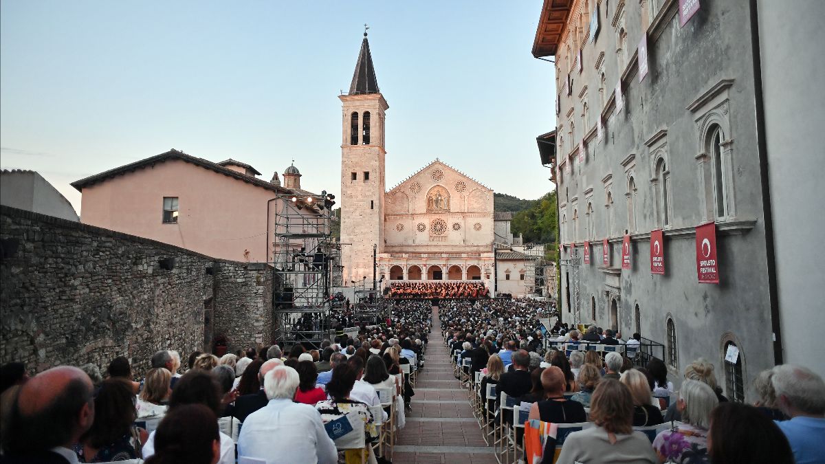 Gli spettatori durante un concerto in piazza Duomo a Spoleto