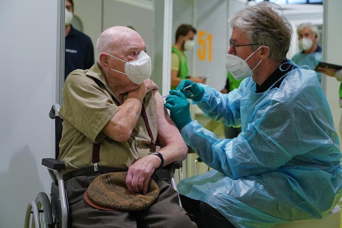 La vaccinazione di un anziano
