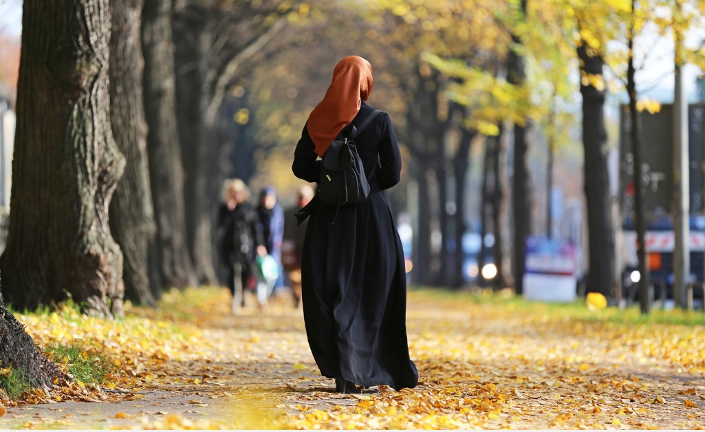 Donna musulmana di spalle che indossa il velo