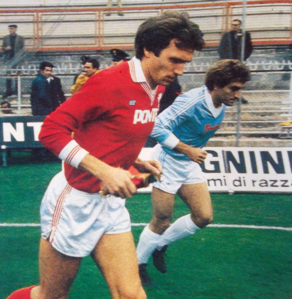Frosio, capitano dei grifoni, prima di un Perugia-Lazio della stagione 1981-1982, assieme al collega biancoceleste Fernando Viola.