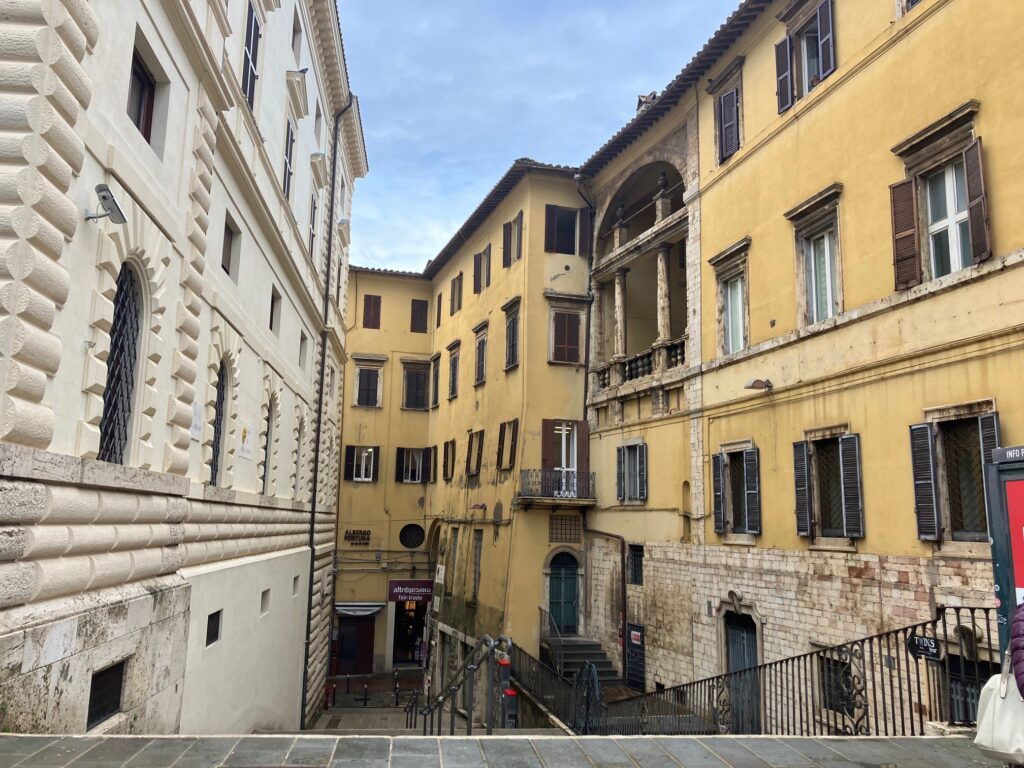 Il palazzo in piazza Italia