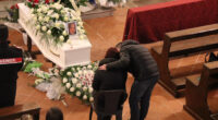 Un momento dei funerali (foto Ansa)