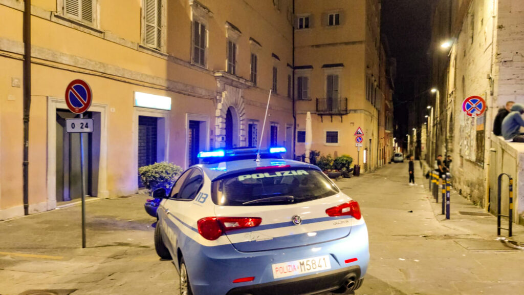 Uno dei mezzi della Polizia di Stato di Perugia