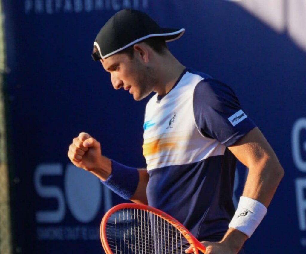 Francesco Passaro, tennista umbro, durante una partita di tennis