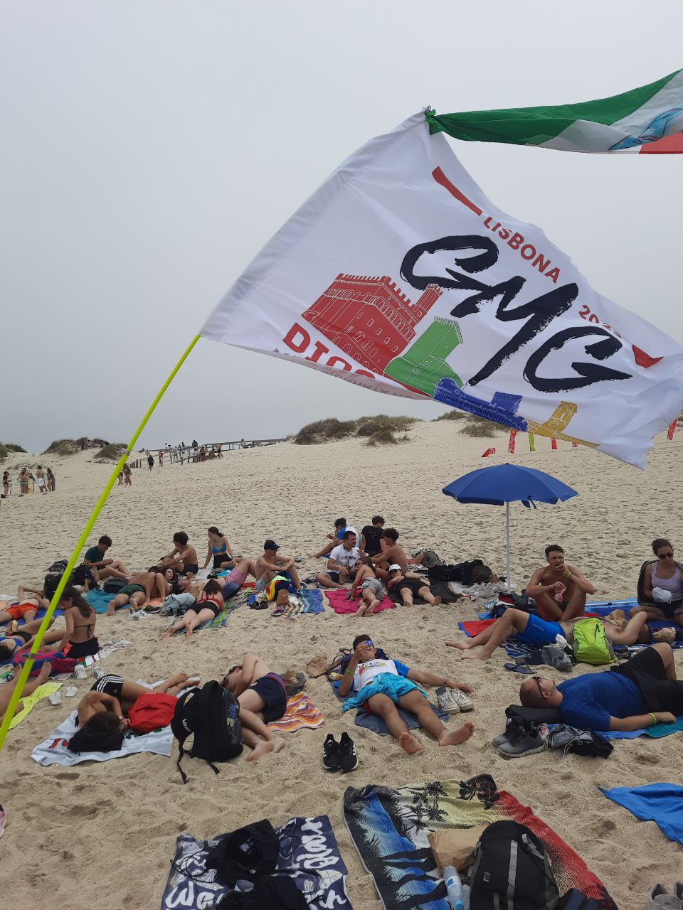 Giovani di Gubbio sulla spiaggia di Aveiro per la Giornata mondiale della gioventù di Lisbona
