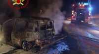 L'auto in fiamme a Cerqueto