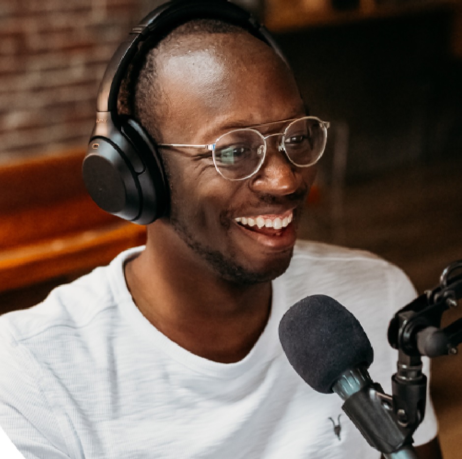 Uomo africano con cuffie auricolari parla al microfono in radio