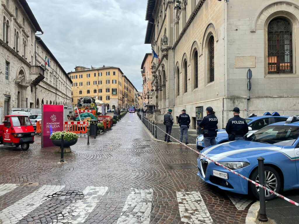 Piazza Matteotti a Perugia, transennata per allarme bomba