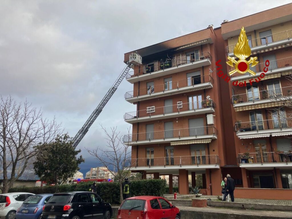 Spoleto, appartamento in fiamme